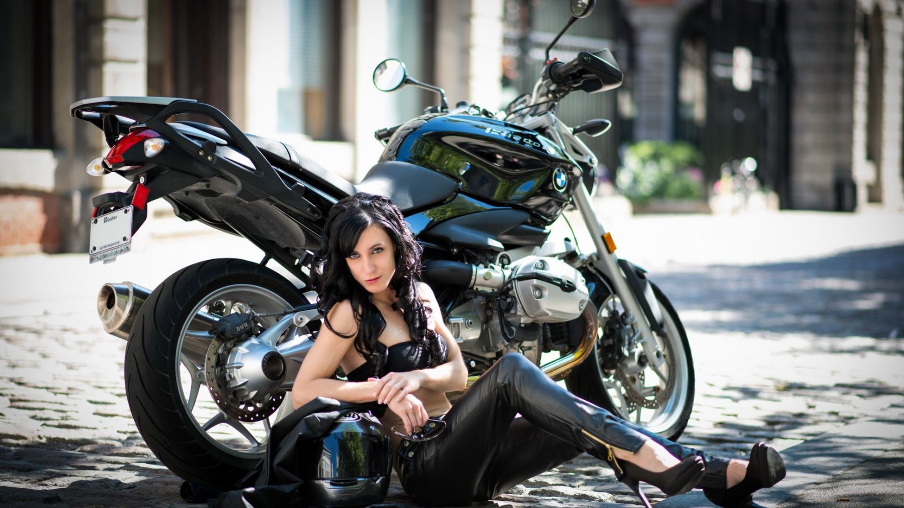 European women on bikes in Santa Cruz de la Sierra